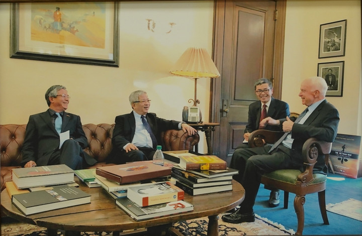 Tướng Nguyễn Chí Vịnh trong cuộc nói chuyện với cố Thượng nghị sỹ Hoa Kỳ John McCain.