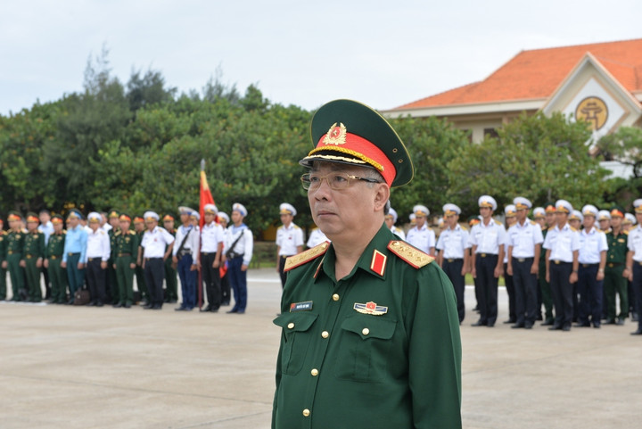 Thượng tướng Nguyễn Chí Vịnh trong một lần ra thăm quần đảo Trường Sa.