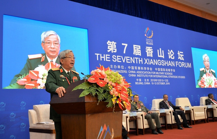 Thượng tướng Nguyễn Chí Vịnh phát biểu tại Diễn đàn Hương Sơn, Trung Quốc năm 2016.