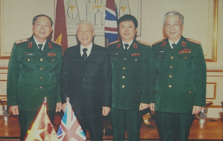 Thượng tướng cùng Tổng Bí thư Nguyễn Phú Trọng trong một chuyến công tác.