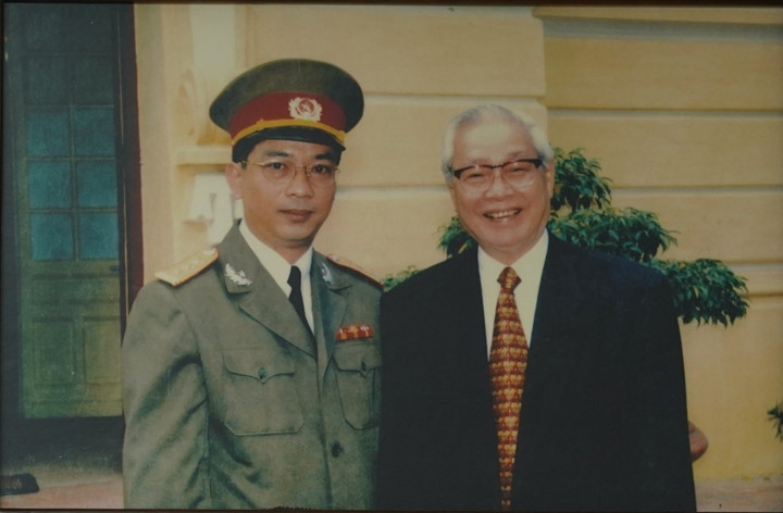 Ông Nguyễn Chí Vịnh khi đang công tác tại Cục 12, Tổng Cục 2 với cố Thủ tướng Võ Văn Kiệt.