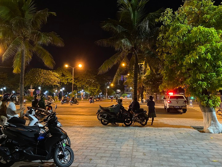 Lực lượng chức năng chốt chặn một phần đường Trần Phú để điều tra vụ việc