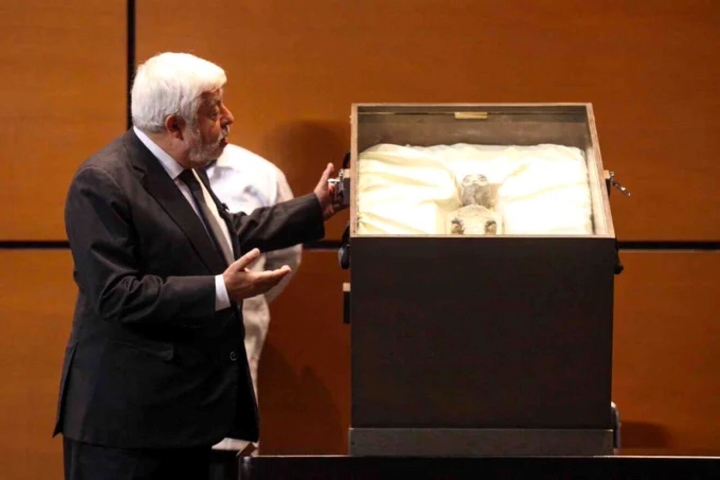 Maussan trình bày trước Quốc hội Mexico, bên cạnh một trong hai mẫu vật mà ông mang tới. (Ảnh: USA Today)
