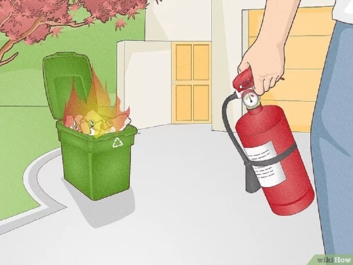 Cách bay hiểm Lúc cháy công cộng cư: Nếu là vụ cháy nổ nhỏ, hãy lấy bình chữa trị cháy và phun dập tắt đám cháy tức thì tức khắc. (Ảnh: WikiHow)
