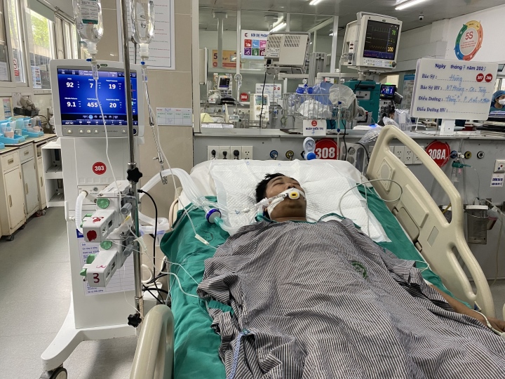 Tại Bệnh viện Bạch Mai những nàn nhân vẫn đang rất được chữa trị tích cực kỳ. (Ảnh: Nguyễn Ngoan)
