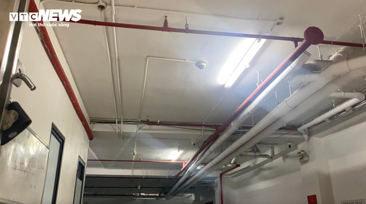 Đây là hệ thống chữa cháy của tòa nhà. Theo cơ quan chức năng, tòa nhà được trang bị hệ thống báo cháy tự động, hệ thống họng nước chữa cháy trong nhà, bình chữa cháy xách tay, đèn exit chỉ dẫn thoát nạn. Hệ thống đầu phun Sprinkler tự động tại tầng 1 để xe. Kiểm tra xác suất nhận thấy, hệ thống báo cháy tự động, các bình chữa cháy xách tay hoạt động bình thường. Tuy nhiên, hệ thống chữa cháy của tòa nhà không hoạt động.