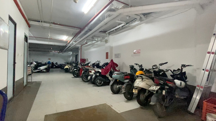 Theo kiểm tra của cơ quan chức năng, tòa nhà có diện tích mặt bằng khoảng 210 m2; tầng 1 bố trí khu vực để xe máy, 1 phòng bảo vệ, 1 phòng căn hộ. Từ tầng lửng đến tầng tum, chủ nhà ngăn chia thành các phòng căn hộ. Tại thời điểm kiểm tra, tòa nhà đã phân chia, bố trí thành 50 phòng căn hộ và đã được bán lại cho các hộ dân sinh sống trong tòa nhà (theo hợp đồng dân sự có công chứng).