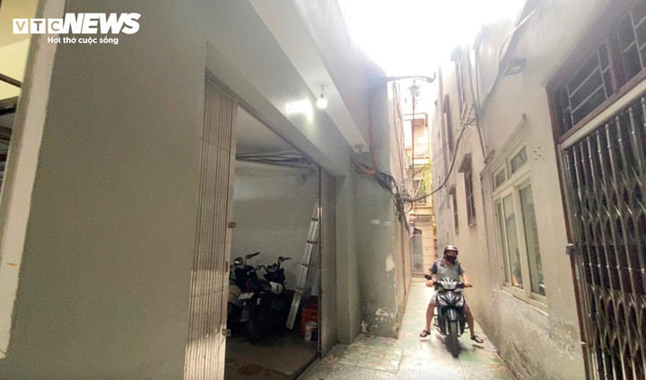 Theo cơ quan chức năng, bị can Nghiêm Quang Minh không chỉ có một chung cư mini trên địa bàn Hà Nội mà sở hữu, điều hành loạt chung cư mini trên quận Thanh Xuân, Đống Đa...Các chung cư mini của Minh đều nằm sâu trong ngõ nhỏ, cao vọt hơn so với các công trình lân cận và không có lối thoát hiểm, có nhiều biểu hiện vi phạm về trật tự xây dựng.