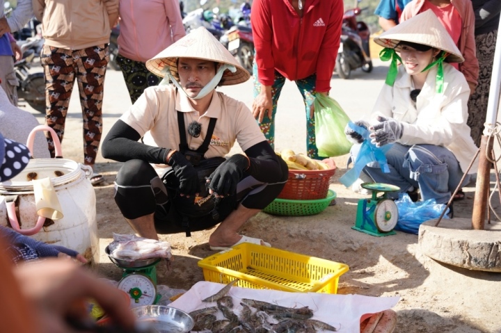 Huy Khánh bất lực khi bán mực không ai mua.