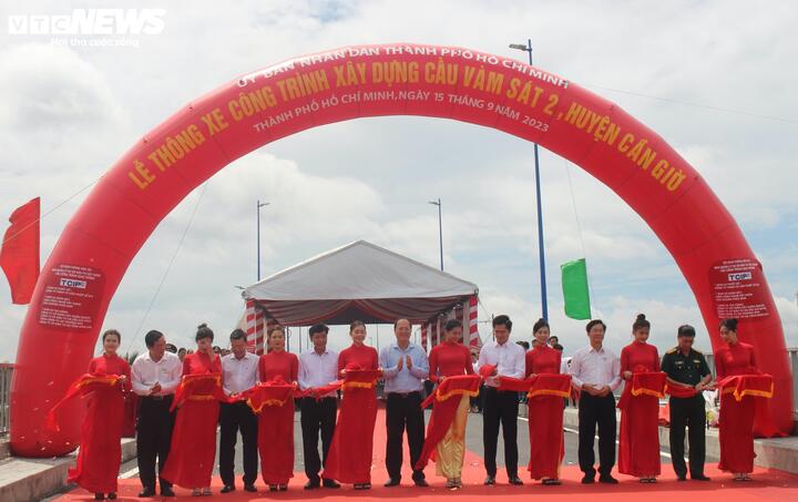 Ông Nguyễn Hồ Hải - Phó Bí thư Thành ủy TP.HCM và lãnh đạo các đơn vị liên quan cắt băng khánh thành thông xe cầu Vàm Sát 2.