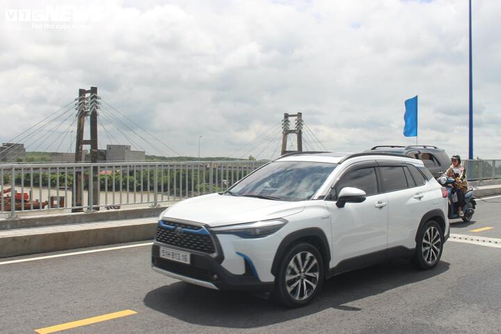 Sở GTVT TP.HCM cho biết, trong số 343 tỷ đồng, chi phí xây dựng cầu Vàm Sát 2 khoảng 247 tỷ đồng, chi phí giải phòng mặt bằng và di dời khoảng 22 tỷ đồng, còn lại là các chi phí liên quan đến quản lý dự án, tư vấn xây dụng.