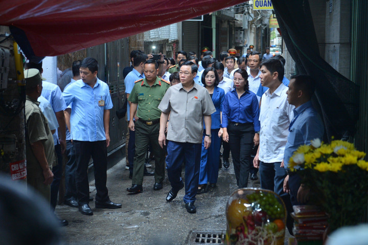 Chủ tịch Quốc hội Vương Đình Huệ đến hiện trường vụ cháy. (Ảnh: Đinh Huy).