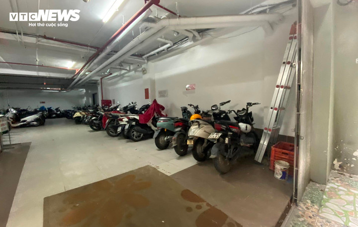 Lo sợ hỏa hoạn ập đến như tại chung cư mini Khương Hạ, cư dân ở chung cư ngõ 117 Thái Hà đã quy định tập kết các loại xe điện ra chỗ mới, gần cửa ra vào để dễ bề xử lý khi xảy ra sự cố.