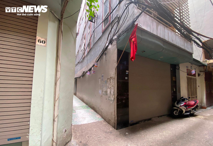 Ghi nhận của VTC News sáng 15/9 cho thấy, tòa nhà nằm sâu trong ngõ 117 Thái Hà, đặc biệt, ngách dẫn vào nhà rất hẹp, chỉ vừa cho một xe máy đi qua. Với vị trí này, nếu không may hỏa hoạn xảy ra thì xe chữa cháy sẽ không thể tiếp cận trực tiếp được công trình, chỉ có thể đỗ ở đầu ngõ trước lối vào tòa nhà (cách khoảng 100 m).