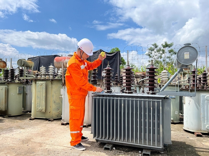 Công nhân Điện lực kiểm tra các máy biến áp dự phòng.
