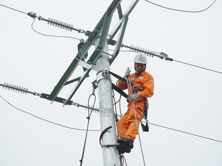 Điện lực Phú Lương, PC Thái Nguyên thực hiện đấu nối TBA Na Mẩy tại xã Yên Trạch.