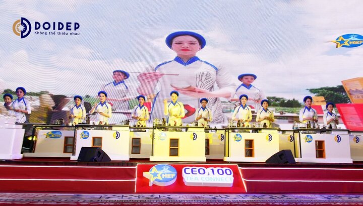 Màn trình diễn nghệ thuật pha trà.