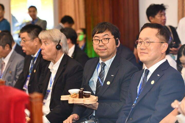 Các CEO, chuyên gia, nhà quản lý hàng đầu thế giới thưởng trà khi tham dự sự kiện.
