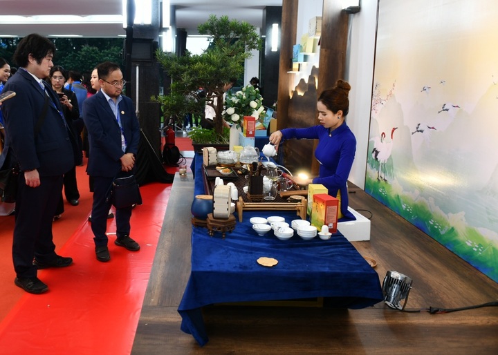 Trà Nương của Thương hiệu Đôi Dép pha trà mời khách.