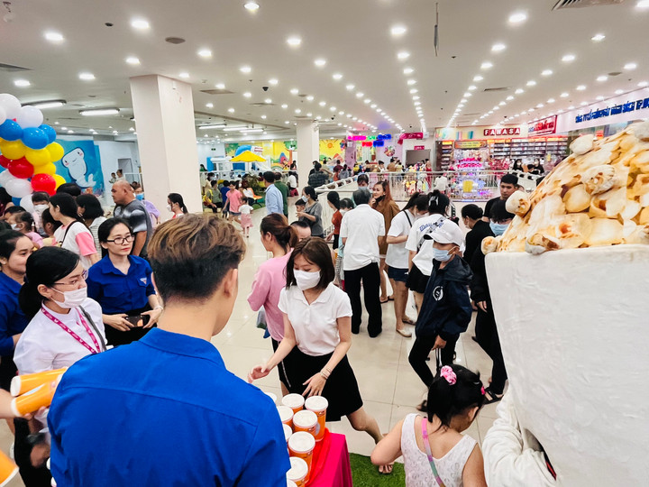 Khách hàng tham quan mua sắm tại TTTM Sense City.