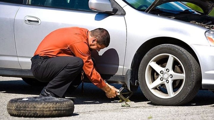 Nhiều người thắc mắ khi lốp xe bị hỏng, nên thay một chiếc hay cả hai bên? (Ảnh minh họa: Tạp chí Công thương)