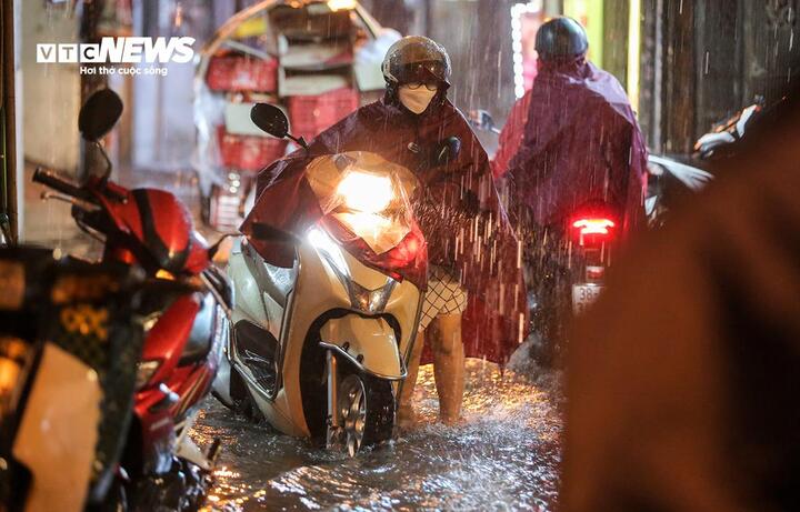 Chiều tối và đêm 15/9, nhiều nơi trên cả nước xuất hiện mưa to đến rất to. (Ảnh minh hoạ: Ngô Nhung)