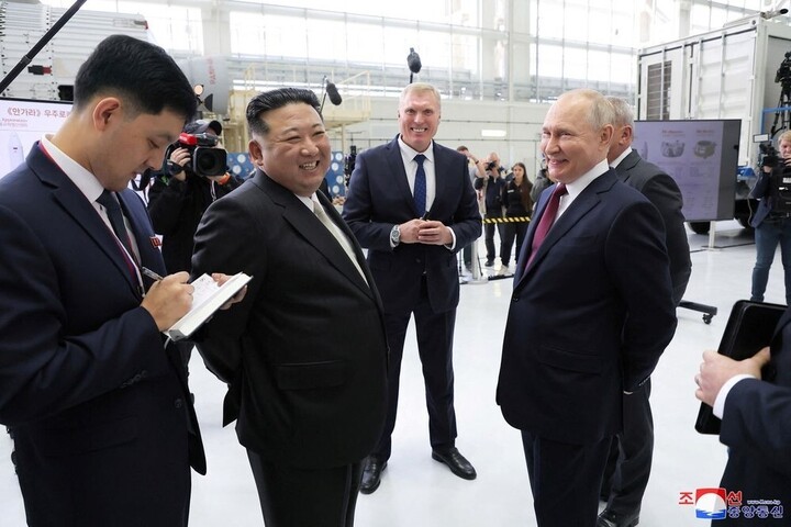 Hai nhà lãnh đạo Nga-Triều Tiên trong chuyến thăm Trung tâm Vũ trụ Vostochny của Nga. (Nguồn: Reuters)