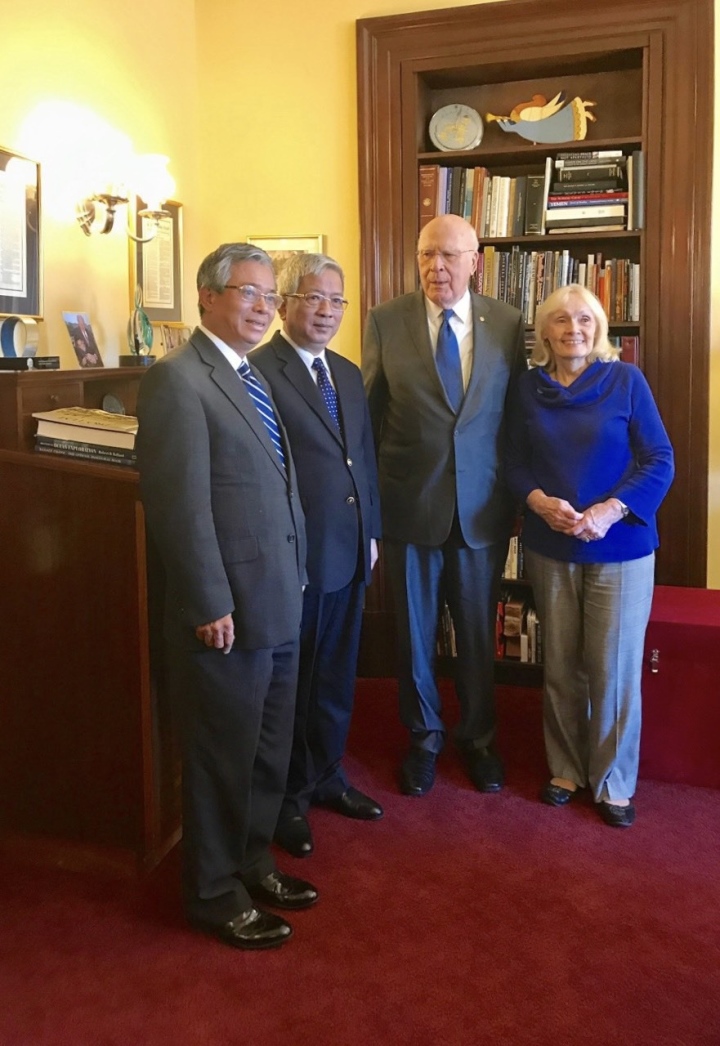 Thượng tướng Nguyễn Chí Vịnh và Đại sứ Phạm Quang Vinh chụp ảnh cùng vợ chồng Thượng nghị sĩ Mỹ Patrick Leahy. (Ảnh: NVCC)