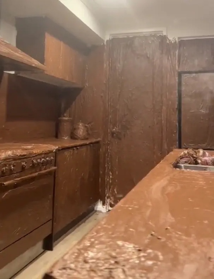 Và đó là căn phòng nhà bếp phủ giàn giụa chocolate. (Ảnh NYP)