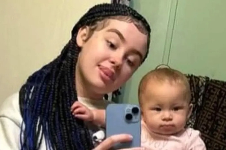 Người mẹ 17 tuổi chụp hình cùng em bé. (Ảnh: NYP)