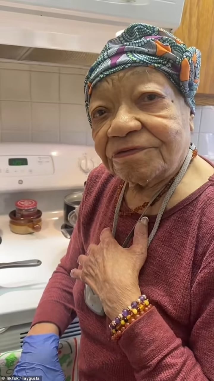 Dù 102 tuổi hạc tuy nhiên bà vẫn luôn luôn mạnh bạo, tự động nấu bếp. (Ảnh: Tiktok Taygusta)