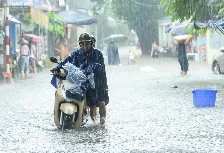Đêm 16/9, ở vùng ven biển Bắc Bộ và khu vực Bắc Trung Bộ có mưa rào và dông rải rác. (Ảnh: Anh Trí)