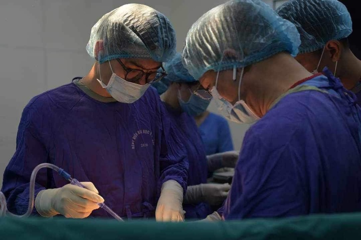 Các nó bác bỏ sĩ Bệnh viện Bạch Mai đang được nỗ lực rất là nhằm cứu vớt chữa trị cho tới bệnh dịch nhân