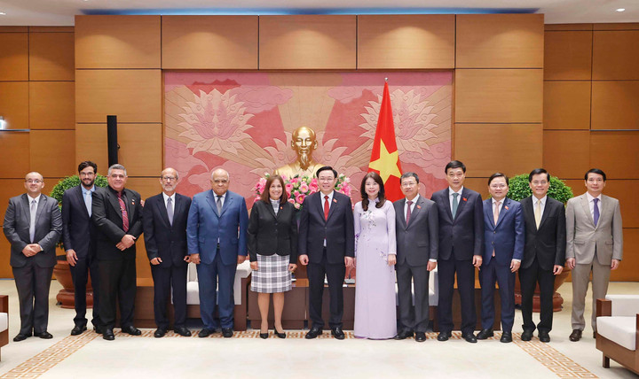 Chủ tịch Quốc hội Vương Đình Huệ cùng các đại biểu tại cuộc tiếp. (Ảnh: quochoi.vn).