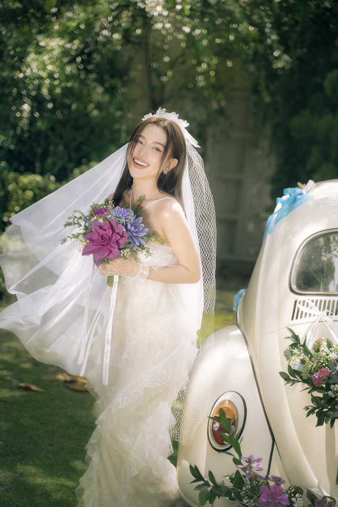 Với Sĩ Thanh, khoảnh khắc thư giãn nhất của cô hiện tại là ngồi ngắm hoa sen đá, chăm sóc và nhìn hoa lớn lên từng ngày. "Tôi nghĩ những ai yêu hoa sẽ đều chọn một loài hoa vừa đẹp vừa bền, dễ chăm sóc. Với tôi, sen đá có được những ưu điểm đó. Trong ngày cưới của mình, tôi chắc chắn sẽ chọn sen đá không chỉ vì ý nghĩa sắc son chung thuỷ của sen đá mà nó còn thân thiện môi trường", cô nói.