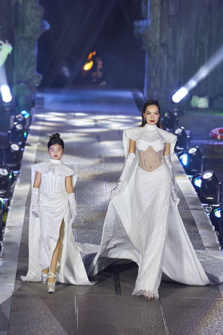 Thanh Như được diện một thiết kế nổi bật để sánh bước cùng dàn người đẹp Miss Grand Vietnam 2023 . Dù vẫn nhỏ tuổi nhưng Thanh Như vẫn  tự tin và chuyên nghiệp trong phần trình diễn của mình.