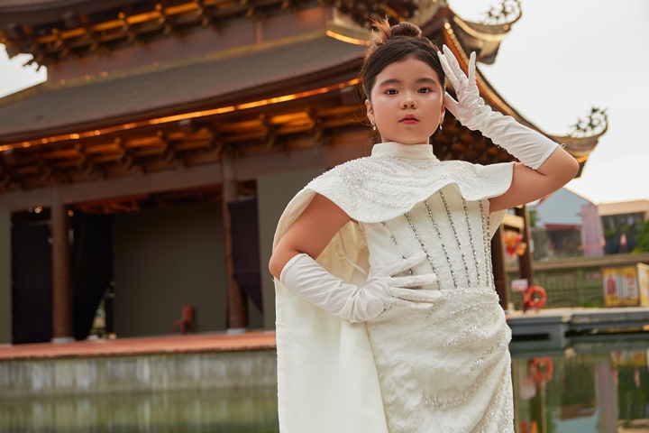 Tháng 11/2022, cô bé gây chú ý khi tham gia show diễn của Ivan Trần tại Thailand Fashion Week 2022. Chính NTK Ivan Trần cũng bất ngờ trước thái độ làm việc chăm chỉ, chuyên nghiệp của cô bé.