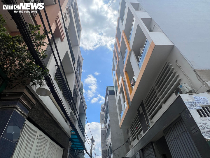 Những căn nhà ống ở quận Bình Thạnh được dùng làm căn hộ dịch vụ có lối đi chật hẹp, khi xảy ra sự cố chập cháy, hỏa hoạn thì xe cứu thương khó tiếp cận bởi đường vào khá xa so với tuyến đường chính.