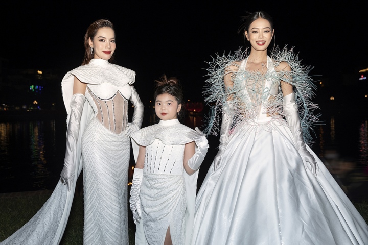Khi xuất hiện cùng Hoa hậu Lê Hoàng Phương và Á hậu Bùi Khánh Linh trong hậu trường, mẫu nhí cũng tạo dáng như một mẫu ảnh dày dặn kinh nghiệm.