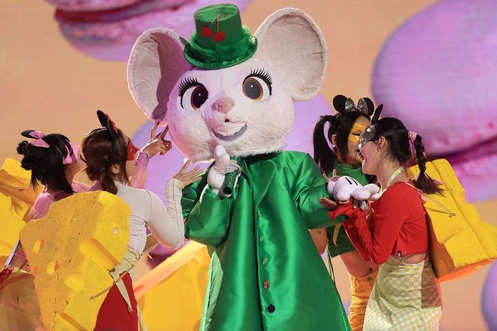 Chuột Cherry chọn ca khúc Bùa yêu với những đoạn lên hightone chuyên nghiệp và nội lực. Sau màn biểu diễn, dàn cố vấn đều khẳng định đây là Thu Minh. Tuy nhiên Trấn Thành lại nhận định: “Với sự thân thiết với Thu Minh, tôi khẳng định không phải chị mình. Người này là người hát quá giỏi, dù vậy nhưng giấu đầu mà vẫn lòi đuôi chuột vì đoạn phiêu không phải của chị Thu Minh”.