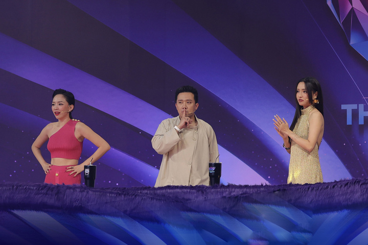 Kết thúc phần trình diễn, Trấn Thành tiếp tục khẳng định danh tính của nhân vật này sẽ là một cái tên chấn động. Anh dự đoán Sứa Thuỷ Tinh không ai khác chính là Hương Tràm. Tuy nhiên Tóc Tiên lại phủ nhận khi cho rằng đây "chắc chắn là chị Thanh Hà”. Sự khéo léo cùng màn biến chuyển khôn lường trong giọng hát của Sứa Thủy Tinh khiến dàn cố vấn gặp khó khăn về nhân vật ẩn sau mascot.