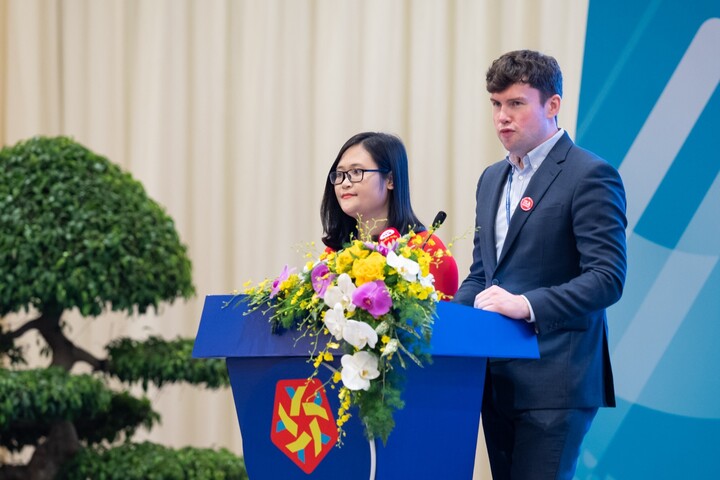 Ông Dan Carden - Chủ tịch Diễn đàn Nghị sĩ trẻ và bà Hà Ánh Phượng - đại biểu Quốc hội Việt Nam trình bày dự thảo Tuyên bố của hội nghị. (Ảnh: quochoi.vn).