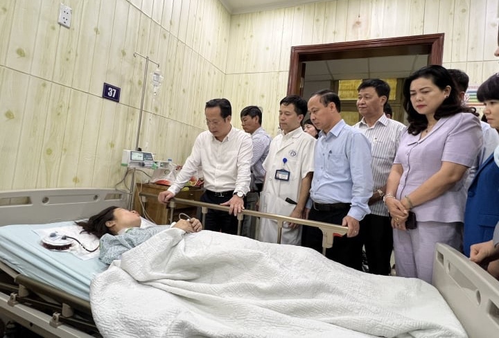 Sở GD&ĐT Hà Nội thăm hỏi, động viên các giáo viên, học sinh là nạn nhân của vụ cháy. (Ảnh: Thi Thi)