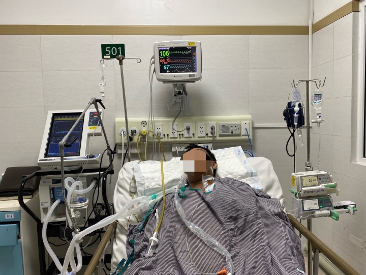 Nam người mắc bệnh nặng trĩu nhất đang được chữa trị bên trên Khoa Hồi mức độ tích vô cùng Bệnh viện Bạch Mai. (Ảnh: Nguyễn Ngoan)