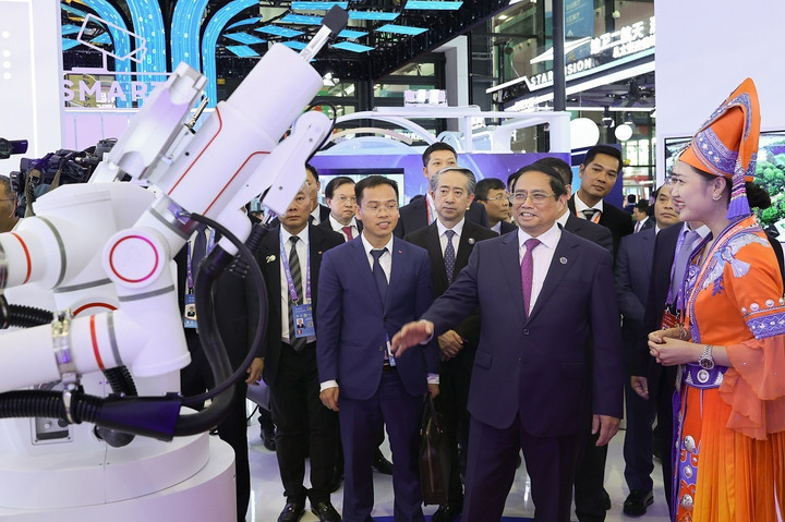 Thủ tướng thăm gian hàng trưng bày sản phẩm công nghệ cao của Trung Quốc. (Ảnh: VGP/Nhật Bắc)