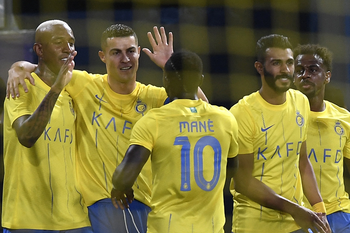 Ronaldo ăn mừng bàn thắng cùng đồng đội.