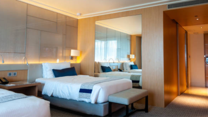 Vì sao khi nhận phòng tiếp khách sạn chúng ta nên đánh giá gầm giường? Vì động tác này gom đáp ứng an toàn và tin cậy cho mình. (Ảnh: Istock)
