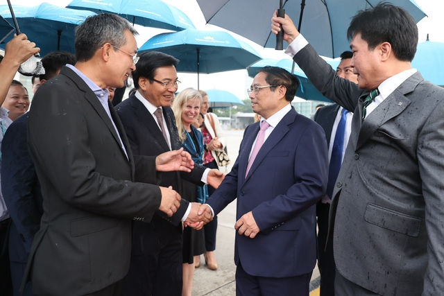 Bộ trưởng, Chủ nhiệm Văn phòng Chính phủ Trần Văn Sơn tiễn Thủ tướng lên đường dự Phiên thảo luận chung cấp cao Khóa 78 Đại hội đồng Liên hợp quốc. (Ảnh: VGP/Nhật Bắc)