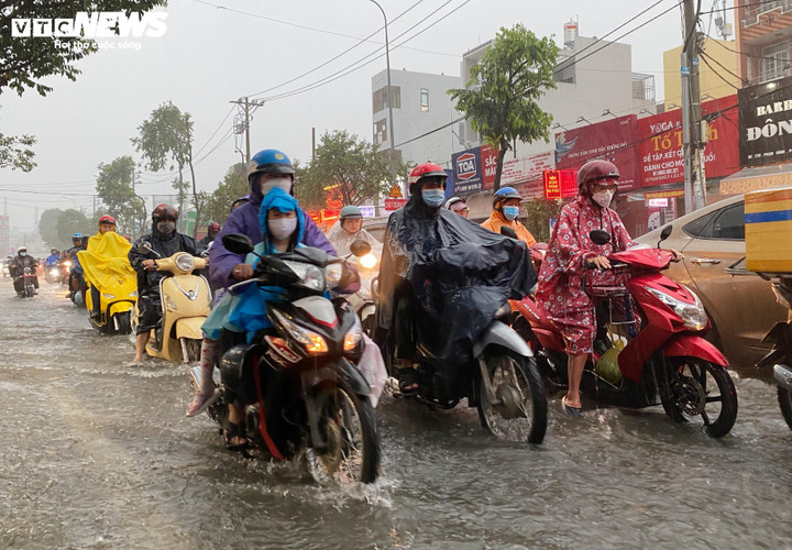 Thời tiết tại TP.HCM hôm nay 17/9, chiều tối và đêm có mưa rào ở nhiều nơi, cục bộ có mưa vừa, có nơi mưa to.