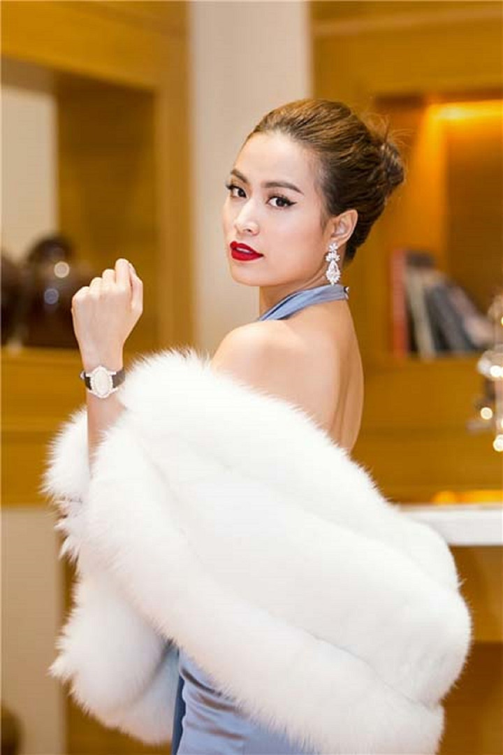 Thời gian này nữ ca sĩ thường trang điểm đậm, diện những bộ đồ khoe tối đa lợi thế hình thể.